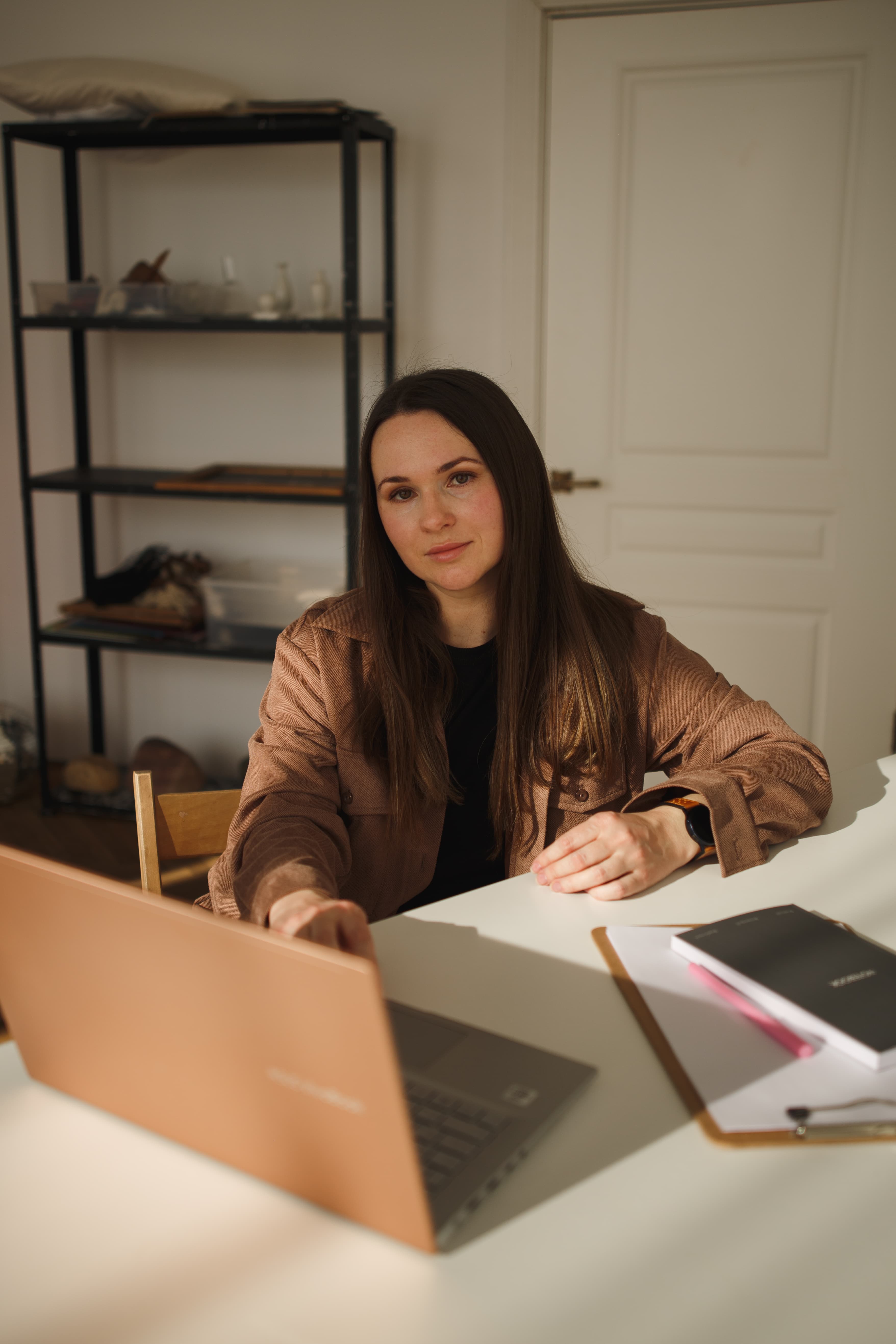 Анна Малюточкина за рабочим столом